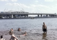 2021-07-11. Купание в Невской губе Финского залива на фоне стадиона «Газпром-арена» и Западного скоростного диаметра.