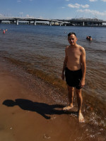 2021-07-11. После купания в Невской губе Финского залива на фоне пешеходного Яхтенного моста и стадиона «Газпром-арена».