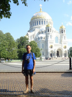 2021-07-11. На фоне Морского собора в Кронштадте, другой ракурс, с железной мостовой.