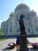 2021-07-11. У памятника адмиралу Фёдору Ушакову на фоне Морского собора в Кронштадте.