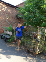 2021-07-11. Это я не на какой-то свалке (металлолома), а с 2-мя первыми экспонатами уличной выставки поделок из этого (прежде всего металлолома) в Кронштадте.