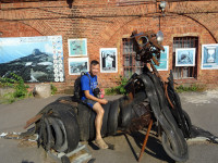 2021-07-11. На выставке поделок из найденного на свалке оседлал кого-то вроде Змея Горыныча, но почему-то с одной роботообразной головой. 🤔