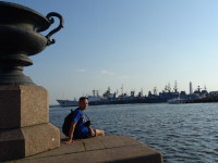 2021-07-11. На смотровой площадке Петровского парка с какой-то вазой и видом на корабли в порту Средней гавани, сидя.