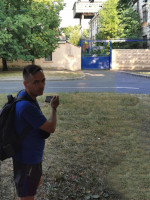 2021-07-11. Пока я фотографирую «избушку на курьих ножках», мой компаньон и экскурсовод фотографирует меня. 😊