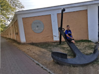 2021-07-11. У неглавного входа в Кронштадтское доковое адмиралтейство императора Петра I, зато с его огромным якорем.