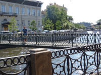 2021-07-12. На Почтамтском мосту через Мойку, печально известном по делу доцента СПбГУ Олега Соколова, но лучше пусть известном как единственный цепной (висячий) мост в Санкт-Петербурге.