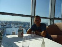 2021-07-12. В ресторане «Этаж 41» питерского небоскрёба “Leader Tower”, вид на меня и Питер с высоты 150 метров, слева.