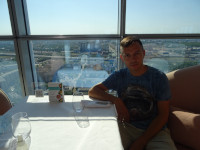 2021-07-12. В ресторане «Этаж 41» питерского небоскрёба “Leader Tower”, вид на меня и Питер с высоты 150 метров, прямо.