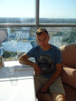 2021-07-12. В ресторане «Этаж 41» питерского небоскрёба “Leader Tower”, вид на меня и Питер с высоты 150 метров, прямо и сверху.