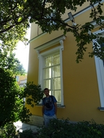 2021-07-12. С красивым зданием детской художественной школы «Александрино»: у окна одной знакомой 😉, дальний план.