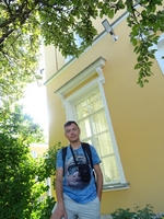 2021-07-12. С красивым зданием детской художественной школы «Александрино»: у окна одной знакомой 😉, ближний план.