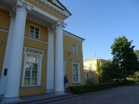 2021-07-12. С красивым зданием детской художественной школы «Александрино»: у левого (для меня) / правого (для зрителя) края главного крыльца.