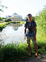 2021-07-12. С красивым зданием детской художественной школы «Александрино»: слева (для меня) / справа (для зрителя) от пруда перед.