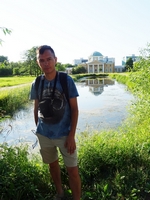 2021-07-12. С красивым зданием детской художественной школы «Александрино»: справа (для меня) / слева (для зрителя) от пруда перед.