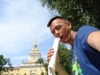 2021-07-13. Когда в поиск шавермы прошёл весь Невский и нашёл её только в конце, где тот втыкается в проспект Адмиралтейский, остаётся только культурно вкушать её при Адмиралтействе же.