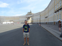 2021-07-13. Тоже Дворцовая площадь, но акцент уже не на ней (и уж тем более не на мне), а на здании Главного штаба с триумфальной аркой в центре.
