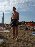 2021-07-13. Если судить по наклону Лахта-центра, то горизонт завален, а если его выровнять, то неестественно наклонённым окажусь я. 🤔