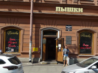 2021-07-14. Кафе «Пышки» в доме 25 на Большой Конюшенной улице Санкт-Петербурга использует рецепт пышек с 1958 года! 😯