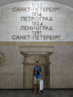 2021-07-14. В питерском метро (одном из самых глубоких в мире) с надписями, напоминающими эволюцию названия города.