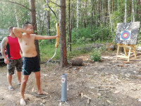 2021-07-16. Учусь стрельбе из лука: вид спереди после 2-х стрел во внешний синий круг.