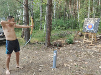 2021-07-16. Учусь стрельбе из лука: вид спереди после одной стрелы в центральный жёлтый круг.