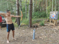 2021-07-16. Учусь стрельбе из лука: вид спереди после только что выпущенной 2-й стрелы в центральный жёлтый круг.