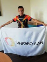 2021-09-08. В фирменной футболке «Инрэко ЛАН» (и с флагом фирмы), изготовленной специально к первому фирменному забегу в составе Владимирского полумарафона «Золотые ворота».