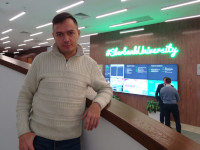 2021-11-13. На лестнице «Сберуниверситета» с его старой вывеской “Sberbank University”, верхняя часть меня.