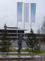 2021-11-14. Единственный на скамьях для групповых фотографий, но зато с флагами «Сберуниверситета» и на фоне его корпусов.