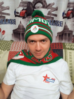 2021-11-25. Смотрю футбольный матч по ТВ и болею за «Локомотив» в его атрибутике, шапке и шарфе, хотя до́ма тепло.