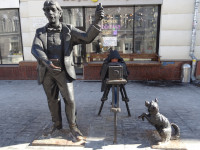 2022-03-16. With the “Photographer with a Dog” genre sculpture on Bolshaya Pokrovskaya Street in Nizhny Novgorod (Russia), as a photographer. 📷