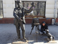 2022-03-16. With the “Photographer with a Dog” genre sculpture on Bolshaya Pokrovskaya Street in Nizhny Novgorod (Russia), as a dog. 🐕