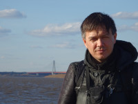 2022-04-15. Overgrown and leeward in Murom (Vladimir region, Russia), on an embankment of the Oka, against the background of a cable-stayed bridge over it, a close-up.
