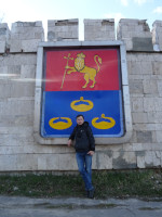 2022-04-15. In Murom (Vladimir region, Russia) with its coat of arms (in its upper part – the coat of arms of the region's capital, Vladimir; in the lower part – 3 rolls) near an embankment of the Oka.