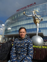 2022-05-29. In Nizhny Novgorod (Russia), on Revolution Square in front of the “Republic” shopping center with some kind of a naked revolutionary or a Republican. 😁
