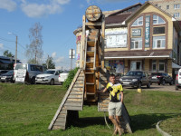 2022-06-10. When I ran out to the nearest store for a drink at halftime in Murom and found a strange mill on stepped legs with a barrel at the top next to it. 🤔