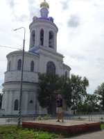 2022-08-13. A strange platform on the even side of Lenin Street in the Bogolyubovo village (for some reason in the Suzdal district, the Vladimir region, Russia) looks like it was specially made for photographing with the Church of the Assumption of the Mother of God.