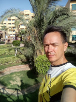 2022-08-19. What is remarkable here, is not how I am squinting at the bright Egyptian sun, but how funny the shadow of a man taking a selfie looks like.