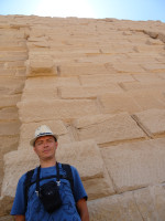 2022-08-21. Me and the wall, but not the one Trump dreams of, on the US-Mexico border, but the outer wall of the Karnak Temple (Ipt-swt) complex in Luxor (Egypt).