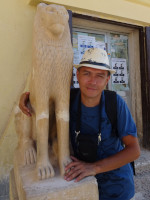 2022-08-21. I have found in Luxor a stone friend with a sad expression on his face 🙁 and I am trying to compensate it with my smile. 😊