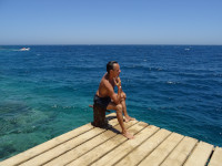 2022-08-25. The repeated attempt at photography on a Hurghada beach pier turned out to be more successful: the beauty of the Red Sea is the same, but I straightened up… in the pose of Rodin's “Thinker” (though the scuplture is hunched).