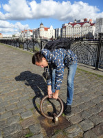 2022-10-09. On the Old Pregola embankment with a view to the Jubilee Bridge and the “Fish Village”, I am trying to tear off the ring, my precious, that I am to carry from Kaliningrad (Königsberg), Russia, to Mordor. 😁