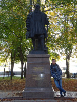 2022-10-09. At the monument to Duke Albrecht von Brandenburg-Ansbach, (1490 – 1568), founder of the University of Königsberg (Albertus-Universität Königsberg, 1544). I respect people who have contributed to the progress of humanity rather than waging wars.