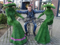 2022-10-09. I am trying to hug the ladies, though prickly, but fluffy and two at once! 😇