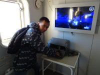 2022-10-09. The keyboard fof this monitor is strange and it seems like not connected to it at all… 🤔 There is a suspicion that it is the ship's telegraph dot 😊