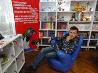 2022-10-10. Sitting a hand, possibly of the Soviet poet Vladimir Mayakovsky, because in the Kaliningrad Regional Youth Library named after Mayakovsky.