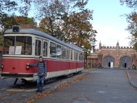 2022-10-11. There is conflicting information about this tram near the Friedland Gate (Friedländer Tor): it allegedly ran back in pre-war Königsberg (there are even German inscriptions on it), but at the same time it is the Duewag GT6 tram, which was released in 1963.