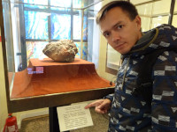 2022-10-11. I am pointing to the information plate about the biggest piece of amber in Russia, the Baltic amber, weighing 4.28 kg, in the Kaliningrad Amber Museum.