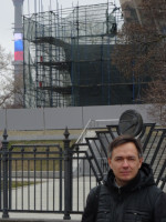 2023-03-31. Не очень удачная попытка сфотографировать меня на фоне Останкинской башни (даже не понять, что это она 🙁) с выведенным на её мегаэкран российским флагом.