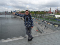 2023-04-29. На Парящем (над рекой Москва) мосту с видом на Кремль, оперевшись рукой на стеклянное ограждение, которого почти не видно.